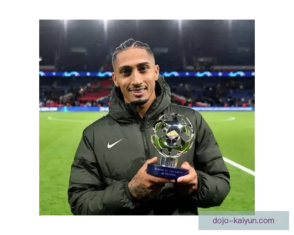 拉菲尼亚展现华丽盘带技巧，助力球队攻防转换表现亮眼